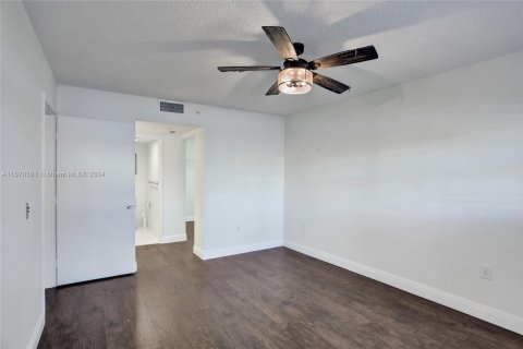 Condo in Pembroke Pines, Florida, 2 bedrooms  № 1393667 - photo 20