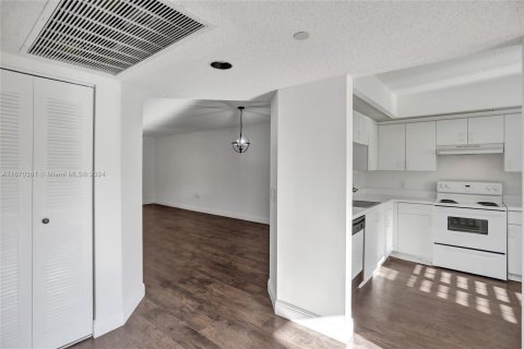 Condo in Pembroke Pines, Florida, 2 bedrooms  № 1393667 - photo 5