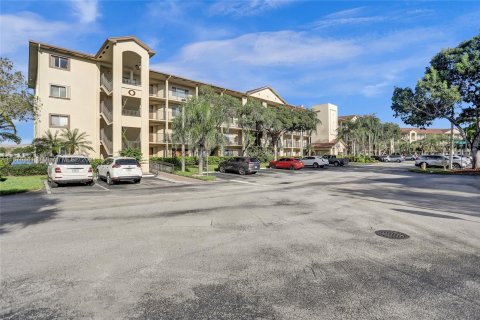 Condo in Pembroke Pines, Florida, 2 bedrooms  № 1393667 - photo 1