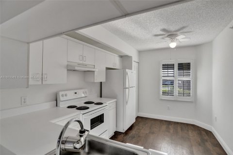 Condo in Pembroke Pines, Florida, 2 bedrooms  № 1393667 - photo 8