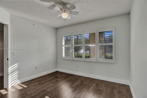 Condo in Pembroke Pines, Florida, 2 bedrooms  № 1393667 - photo 12