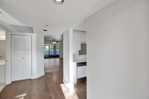 Condo in Pembroke Pines, Florida, 2 bedrooms  № 1393667 - photo 3