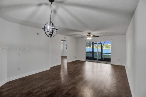 Condo in Pembroke Pines, Florida, 2 bedrooms  № 1393667 - photo 15