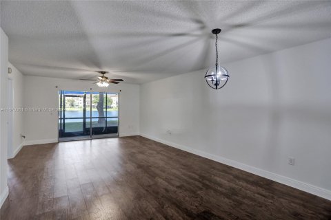 Condo in Pembroke Pines, Florida, 2 bedrooms  № 1393667 - photo 14