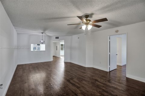 Condo in Pembroke Pines, Florida, 2 bedrooms  № 1393667 - photo 16