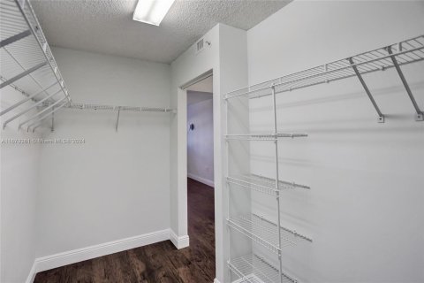 Condo in Pembroke Pines, Florida, 2 bedrooms  № 1393667 - photo 24