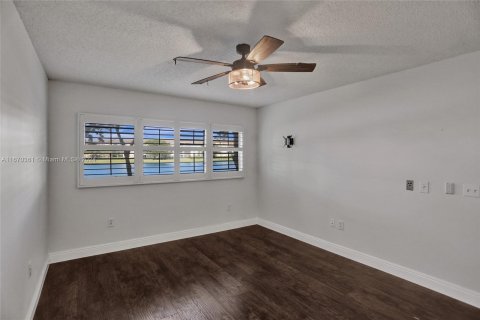 Condo in Pembroke Pines, Florida, 2 bedrooms  № 1393667 - photo 19