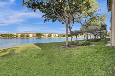 Condo in Pembroke Pines, Florida, 2 bedrooms  № 1393667 - photo 29