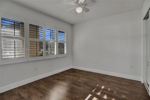 Condo in Pembroke Pines, Florida, 2 bedrooms  № 1393667 - photo 9