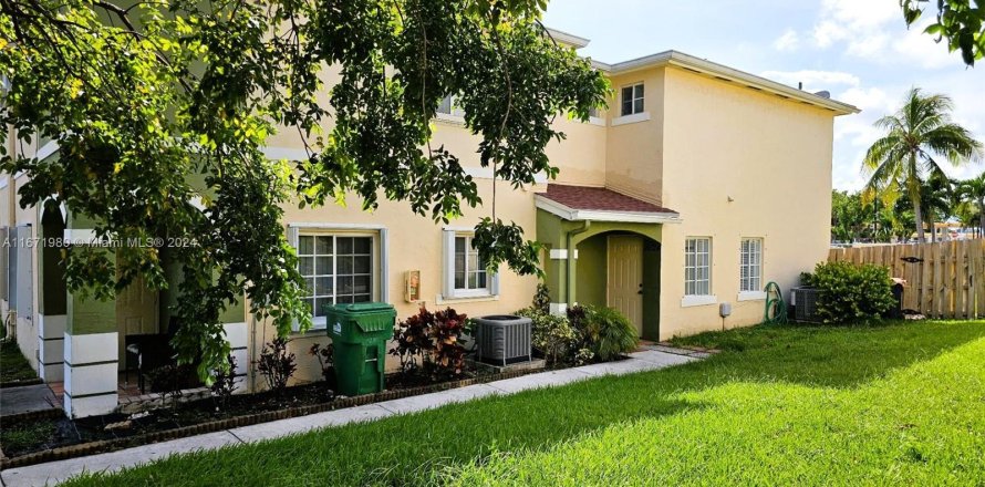 Townhouse in Cutler Bay, Florida 3 bedrooms, 118.91 sq.m. № 1393668