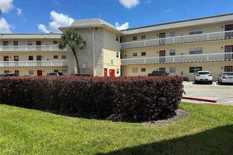 Condominio en venta en Lauderhill, Florida, 1 dormitorio, 63.17 m2 № 1189959 - foto 3