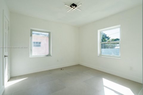 House in Miami, Florida 4 bedrooms, 165.09 sq.m. № 1428144 - photo 11