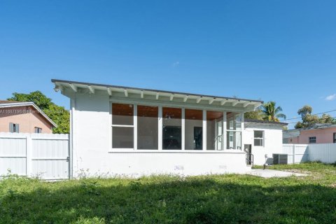 House in Miami, Florida 4 bedrooms, 165.09 sq.m. № 1428144 - photo 14