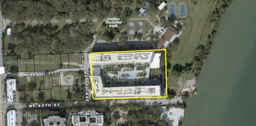 Commercial property in Miami, Florida № 1428143