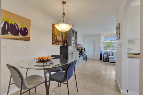 Condo in Sunrise, Florida, 1 bedroom  № 1185081 - photo 11