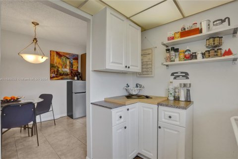 Condo in Sunrise, Florida, 1 bedroom  № 1185081 - photo 9