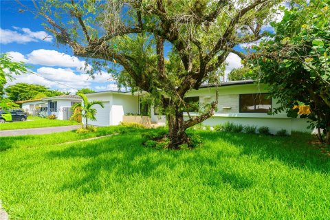 House in Miami, Florida 3 bedrooms, 152.36 sq.m. № 1328003 - photo 6