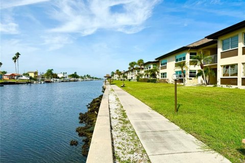 Condo in New Port Richey, Florida, 2 bedrooms  № 1437361 - photo 6