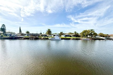 Condo in New Port Richey, Florida, 2 bedrooms  № 1437361 - photo 8