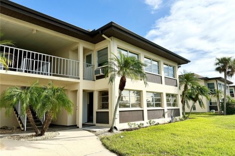 Condo in New Port Richey, Florida, 2 bedrooms  № 1437361 - photo 1