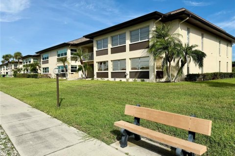 Condo in New Port Richey, Florida, 2 bedrooms  № 1437361 - photo 5