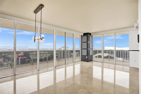 Condo in Hallandale Beach, Florida, 2 bedrooms  № 1408322 - photo 17