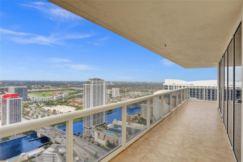 Condo in Hallandale Beach, Florida, 2 bedrooms  № 1408322 - photo 26