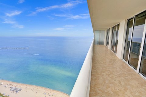 Condo in Hallandale Beach, Florida, 2 bedrooms  № 1408322 - photo 28