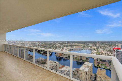 Condo in Hallandale Beach, Florida, 2 bedrooms  № 1408322 - photo 27