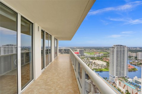 Condo in Hallandale Beach, Florida, 2 bedrooms  № 1408322 - photo 30