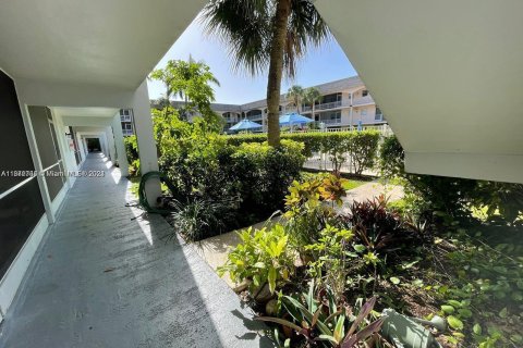 Condo in Hallandale Beach, Florida, 1 bedroom  № 1408326 - photo 24