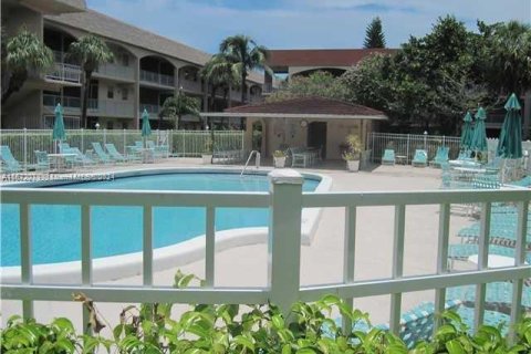 Condo in Hallandale Beach, Florida, 1 bedroom  № 1408326 - photo 4