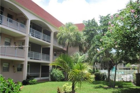 Condo in Hallandale Beach, Florida, 1 bedroom  № 1408326 - photo 11