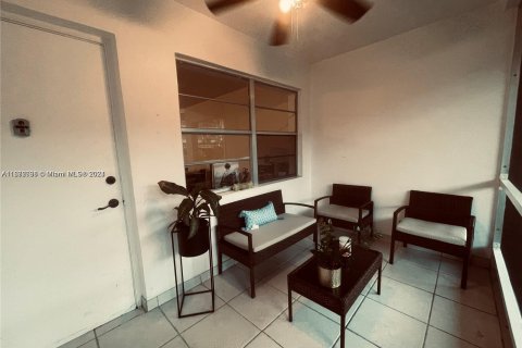 Condo in Hallandale Beach, Florida, 1 bedroom  № 1408326 - photo 21