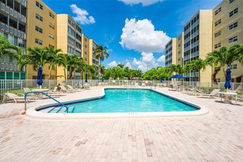 Condominio en venta en Hallandale Beach, Florida, 1 dormitorio, 78.69 m2 № 980788 - foto 28