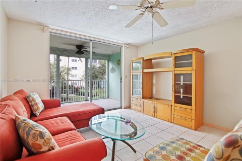 Condominio en venta en Hallandale Beach, Florida, 1 dormitorio, 78.69 m2 № 980788 - foto 3