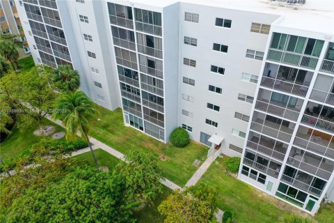 Condominio en venta en Hallandale Beach, Florida, 1 dormitorio, 78.69 m2 № 980788 - foto 25