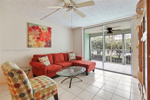 Condominio en venta en Hallandale Beach, Florida, 1 dormitorio, 78.69 m2 № 980788 - foto 4