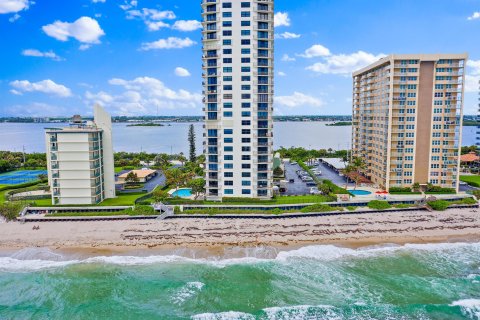 Condominio en venta en Riviera Beach, Florida, 2 dormitorios, 141.21 m2 № 1159554 - foto 2