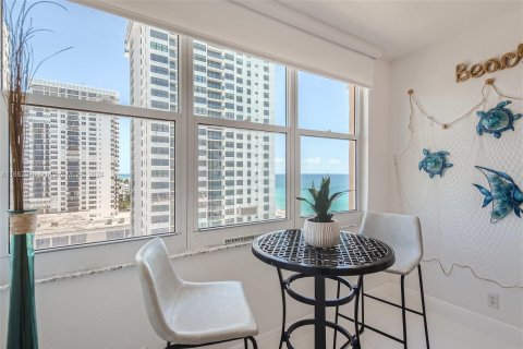 Condo in Hollywood, Florida, 2 bedrooms  № 1369237 - photo 11