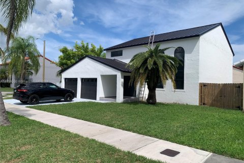 House in Homestead, Florida 5 bedrooms, 212 sq.m. № 1364201 - photo 1