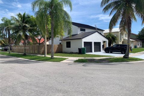 House in Homestead, Florida 5 bedrooms, 212 sq.m. № 1364201 - photo 2