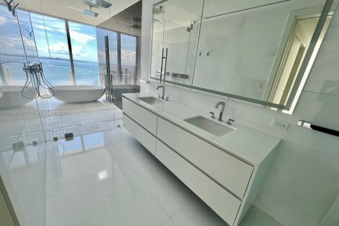 Condominio en alquiler en Miami, Florida, 3 dormitorios, 285.95 m2 № 1364279 - foto 14