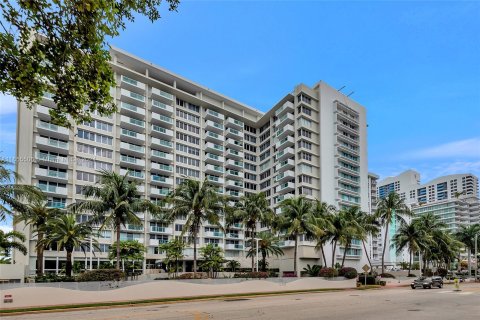 Condo in Miami Beach, Florida, 1 bedroom  № 1364241 - photo 25