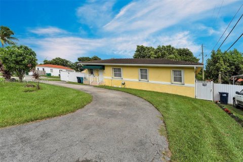 House in Miami, Florida 3 bedrooms, 134.99 sq.m. № 1369008 - photo 3