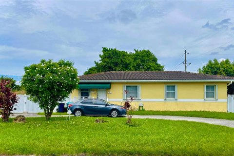 House in Miami, Florida 3 bedrooms, 134.99 sq.m. № 1369008 - photo 1