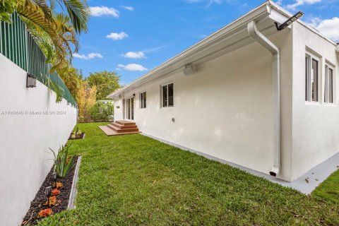 House in Miami, Florida 3 bedrooms, 213.3 sq.m. № 1369007 - photo 14