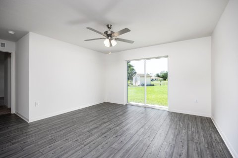 House in Vero Beach, Florida 3 bedrooms, 117.99 sq.m. № 1177208 - photo 10