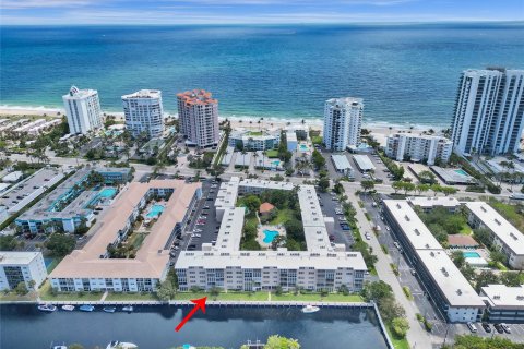 Condominio en venta en Lauderdale-by-the-Sea, Florida, 2 dormitorios, 79.9 m2 № 1133072 - foto 2