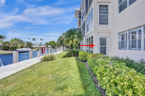 Condominio en venta en Lauderdale-by-the-Sea, Florida, 2 dormitorios, 79.9 m2 № 1133072 - foto 11